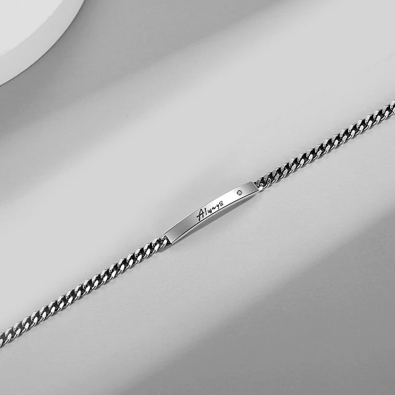 Sterling zilveren geometrische letterarmband voor dames en heren, stijlvolle en gepersonaliseerde modeaccessoire.