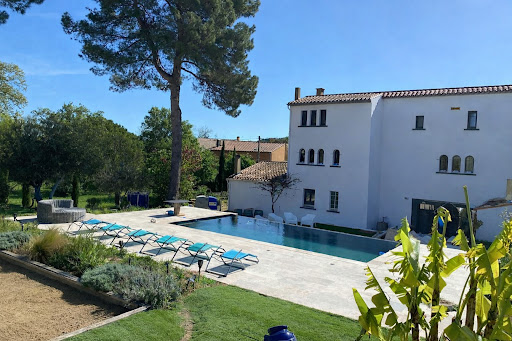 Maison contemporaine avec piscine et jardin 1