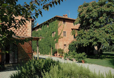 Corps de ferme avec jardin et piscine 1