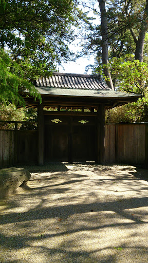 本間美術館・裏門