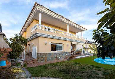 Maison avec jardin et terrasse 1