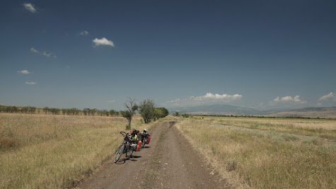 Auf einem Erdweg geht es durch die Steppe.