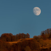 La luna osserva gli ultimi raggi del sole di Concetta Caracciolo