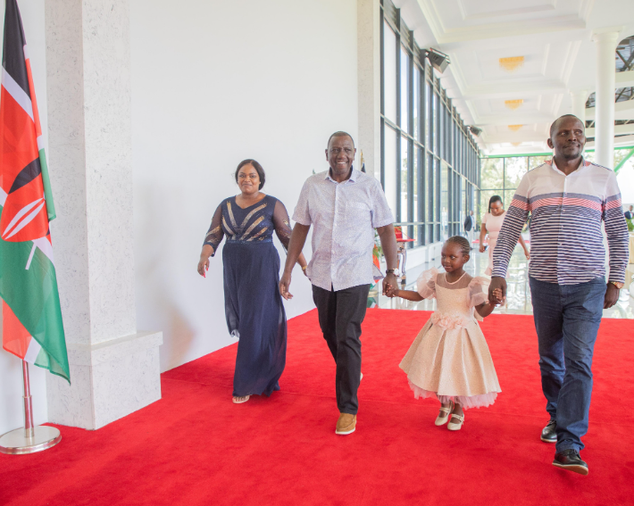 President William Ruto with four-year-old Tinsley Nduta and her parents; Agnes Wairimu and George Ngugi, at the State House on May 19, 2024.