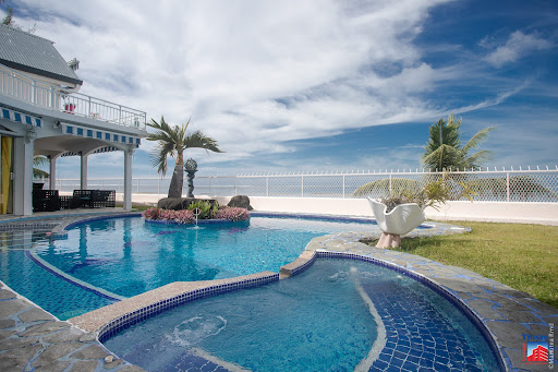 House with pool 4