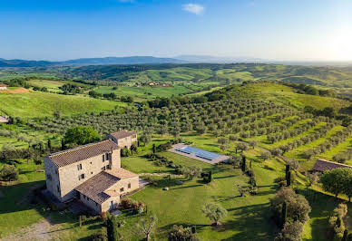 Corps de ferme avec jardin et piscine 8