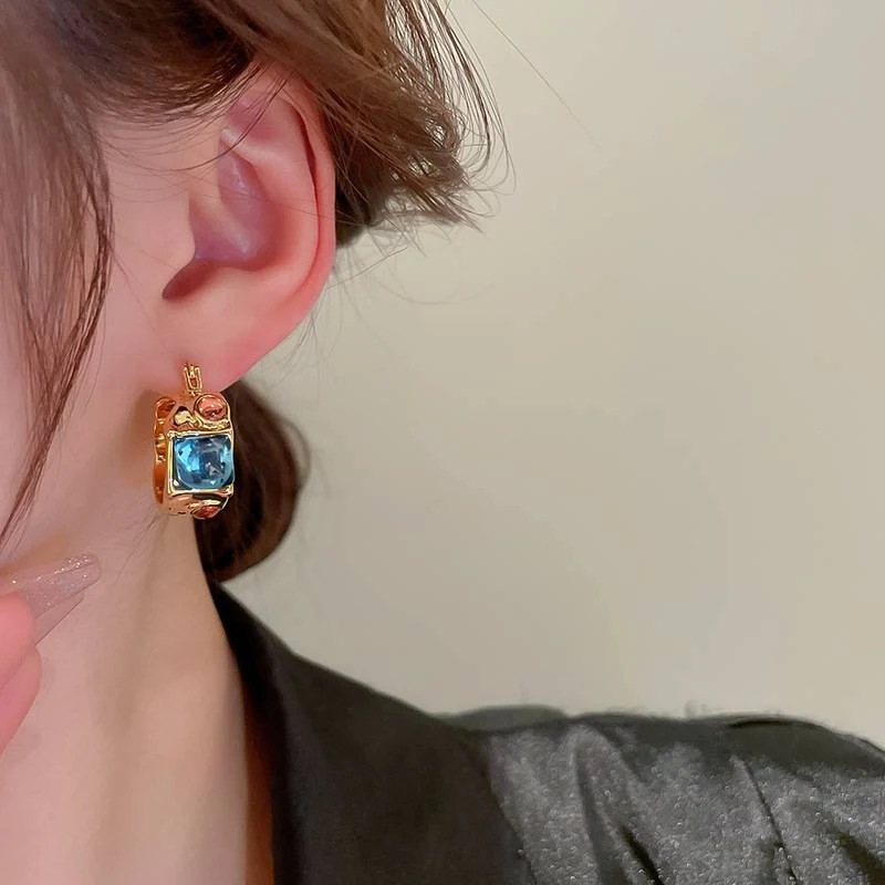 Vintage metalen C-vormige oorclips met geometrisch design. Deze stijlvolle oorbellen zijn een perfecte aanvulling op elke outfit.