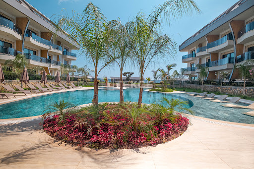 House purchase in Kargıcak (Turkey) - Real estate complex with pool and palm trees