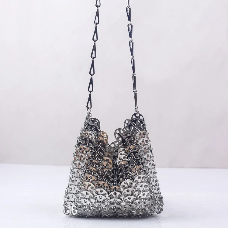 Bolsa para celular artesanal com lantejoulas metálicas e design côncavo. Leve seu telefone com estilo e segurança, perfeita para qualquer ocasião