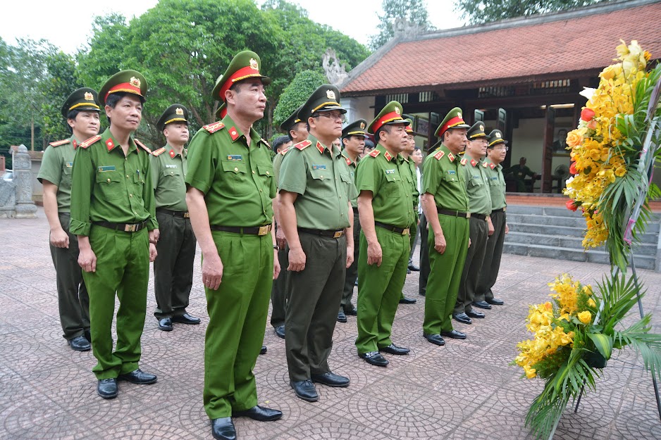 Đoàn đại biểu dâng hoa, dâng hương tại Nhà tưởng niệm cố Bộ trưởng Trần Quốc Hoàn