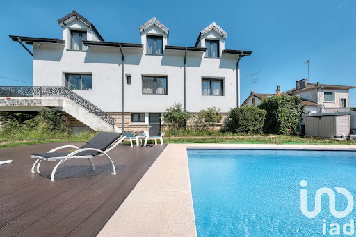 House with pool and terrace 2