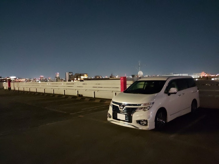 エルグランドのエルグランドE52・たわい無い平凡な暮らしにこそ幸せ有り！最高だね！・ゴールデンウィークに関するカスタム事例の投稿画像1枚目