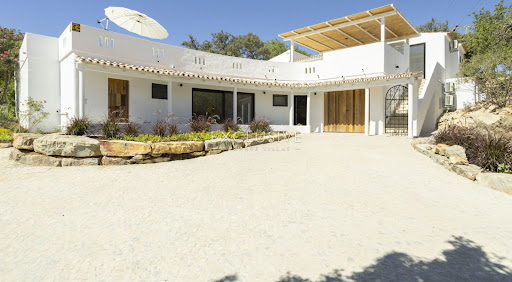 Villa with pool and garden 3
