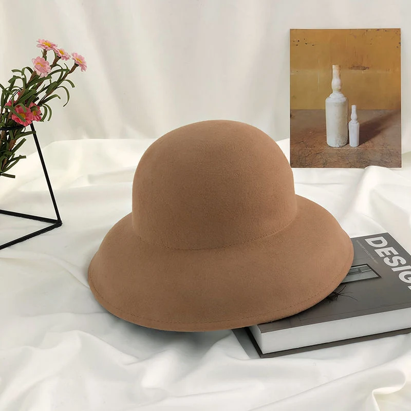 Chapeau de pêcheur rétro femme de couleur unie, l'accessoire de mode parfait pour un look tendance, offrant style et protection solaire.