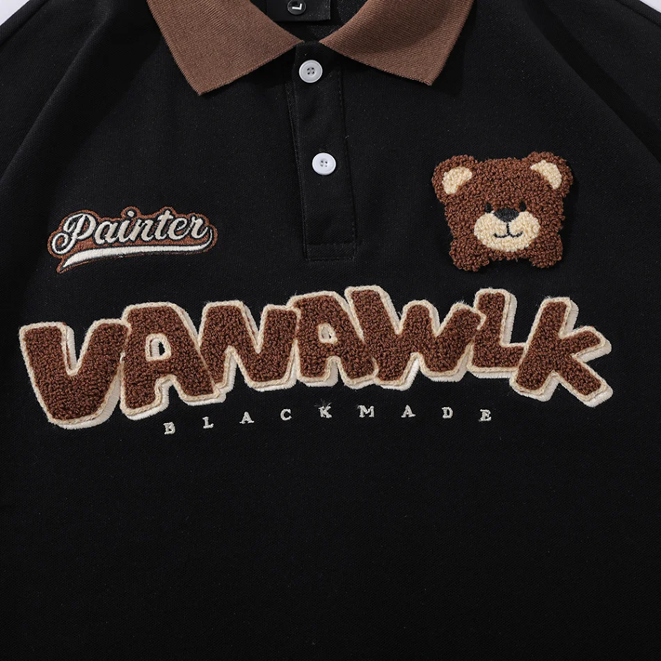 T-shirt uomo con ricamo orso flocking, maniche corte, vestibilità ampia, perfetto per un look casual e confortevole.