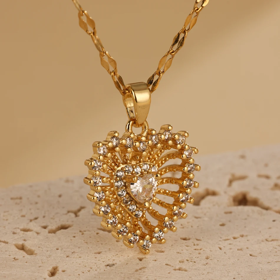 Nouveau Collier Amour Ajouré pour Filles, Luxe Léger, Mode Niche, Polyvalent pour Clavicule, Sensation Haut de Gamme.