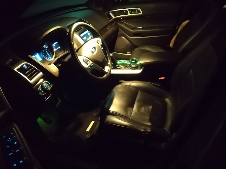エクスプローラーのハロゲン球 LED化計画・エクスプローラー U502・ロゴ付きウェルカムライト・#愛車紹介・1FMHK8に関するカスタム事例の投稿画像2枚目