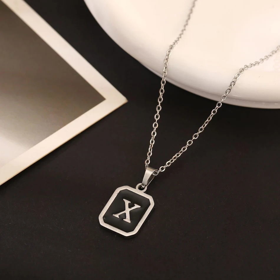 Collier de mode avec 26 lettres anglaises en acier inoxydable, un accessoire élégant et personnalisé pour affirmer votre style unique.