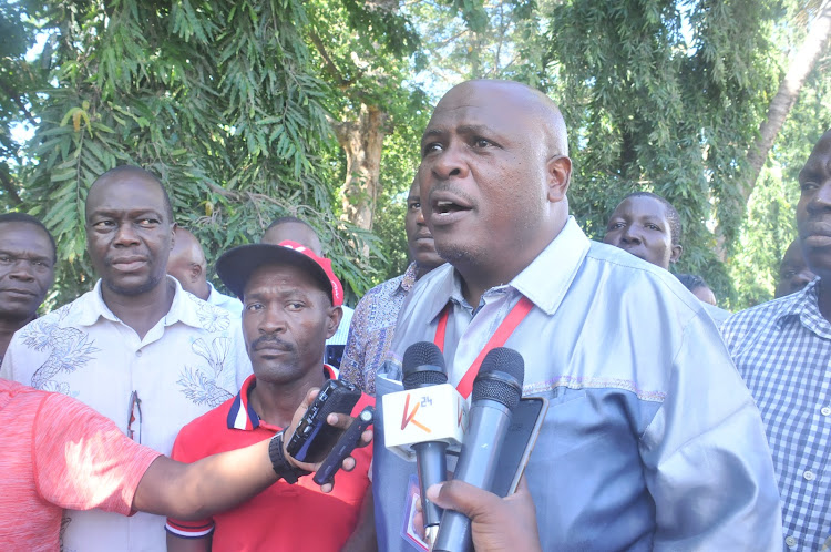 Mombasa county Jubilee Party branch secretary Nelson Akwaka flanked by other party officials addresses journalists denouncing members who defected to UDA over the weekend.