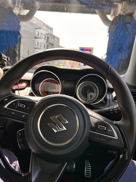 スイフトスポーツの#クルマが好きでよかった・梅雨明け・洗車・風邪引いたに関するカスタム事例の投稿画像1枚目
