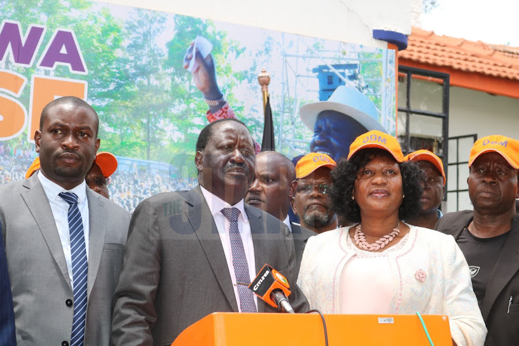 ODM party leader Raila Odinga addressing the media after receiving the defiant party members on Wednesday at Chungwa House.