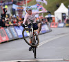 📷 Aandacht voor het publiek: Puck Pieterse trakteert Hoogerheide op een wheelie ondanks tweede plaats