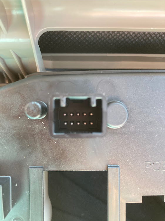 デリカD:5のルームランプ・移植・サングラスホルダー・やったのは私が初めて？に関するカスタム事例の投稿画像5枚目