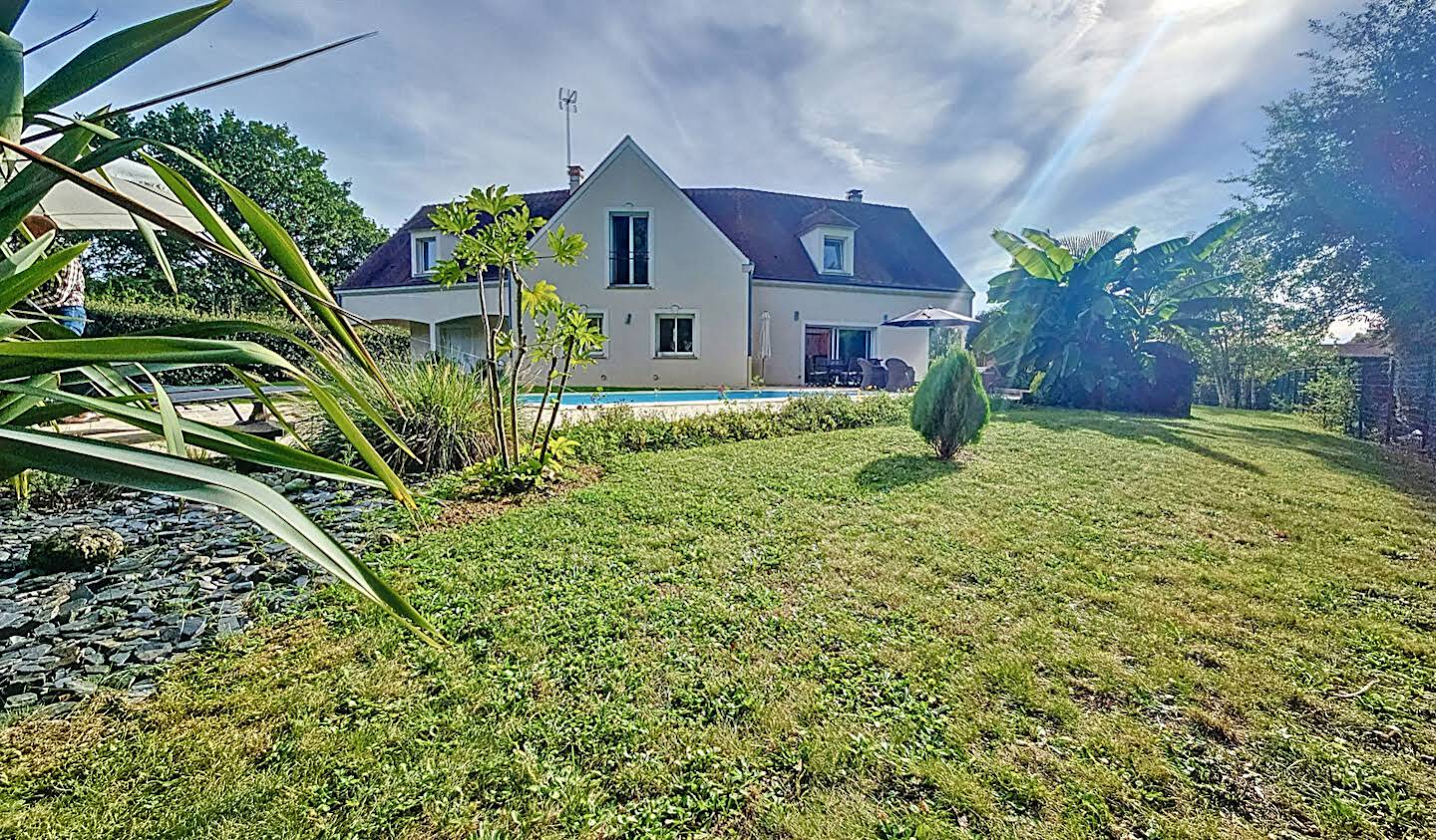 House with pool and terrace Fontenay-le-Vicomte