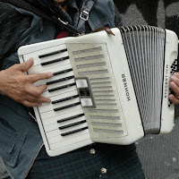 Mani che suonano l'armonica di 