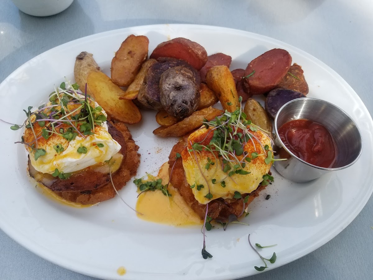 Chorizo eggs benedict on arepas!