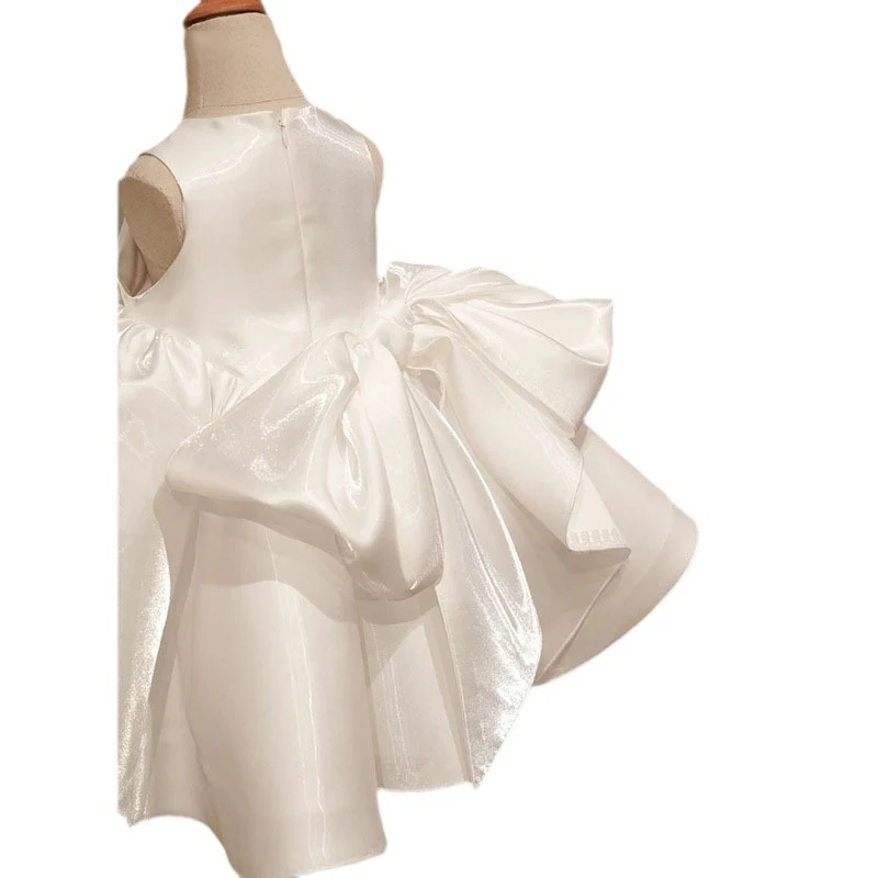 Robe de luxe abordable pour fille d'un an. Élégance exceptionnelle pour occasions spéciales et quotidien. Qualité supérieure à prix imbattable.