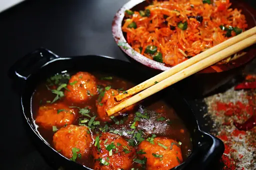 Half Veg Noodles With Half Veg Manchurian Gravy