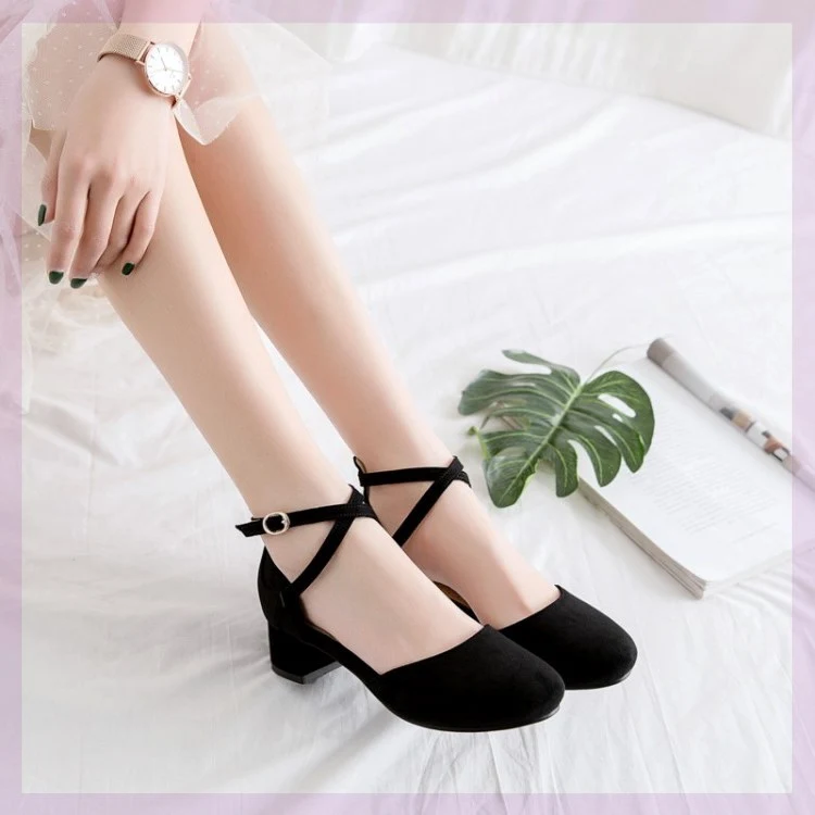 Nuove scarpe da donna primavera estate, tacco medio basso e piatto, popolari e fresche. Pompe ideali con gonne. Comode e alla moda.