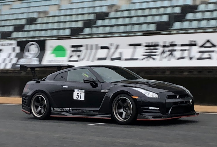 ニッサン　GTR R35  1/18 2台セット　メーカー（マイストとブラーゴ）