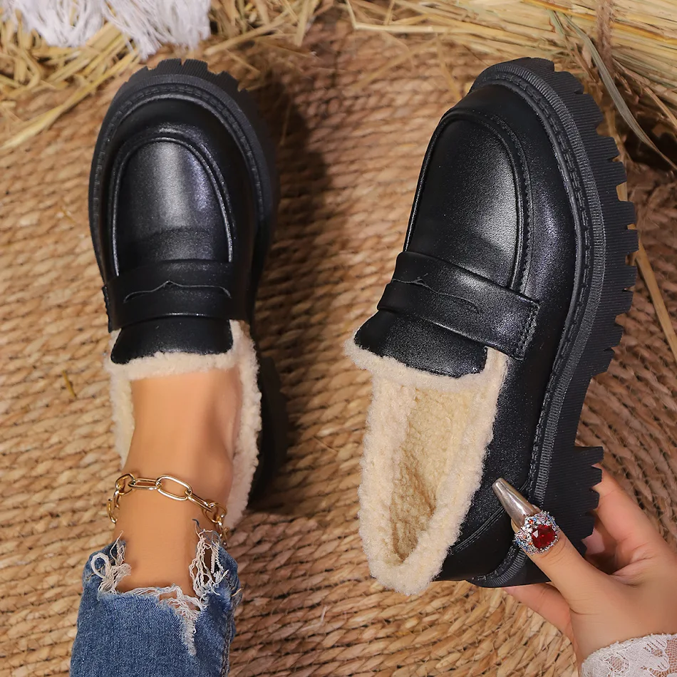 Sapatos de camurça britânicos femininos outono e inverno. Conforto e elegância para seus pés. Perfeitos para o clima frio, descubra a coleção.
