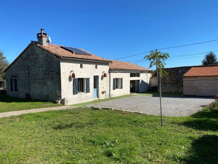 Vente maison 5 pièces 177 m² à Ruffec (16700), 212 750 €