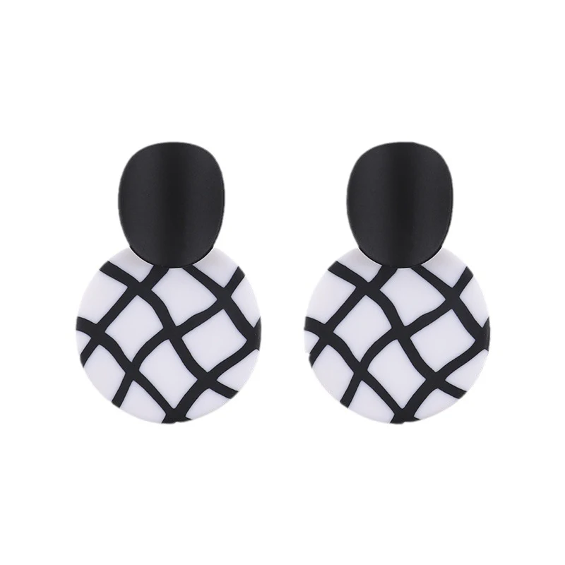 Boucles d'oreilles clous damier noir et blanc en pâte polymère, populaires et sauvages. Boucles d'oreilles de caractère et tendance.