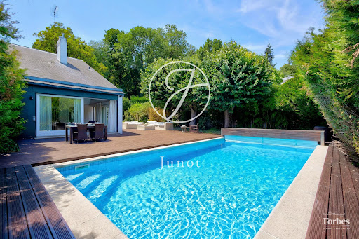 House with pool 2