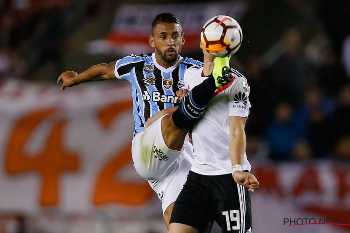 Les joueurs de Gremio montent sur le terrain... masqués, en signe de protestation