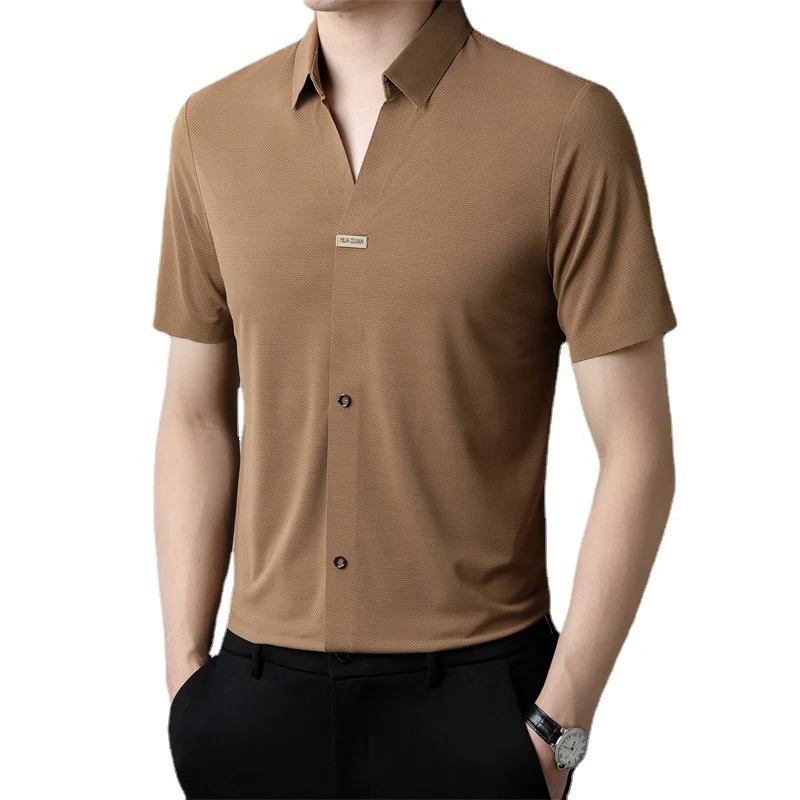 Camisa masculina de manga curta de seda gelada com caimento elegante para o verão, fina e casual para negócios ou momentos descontraídos.