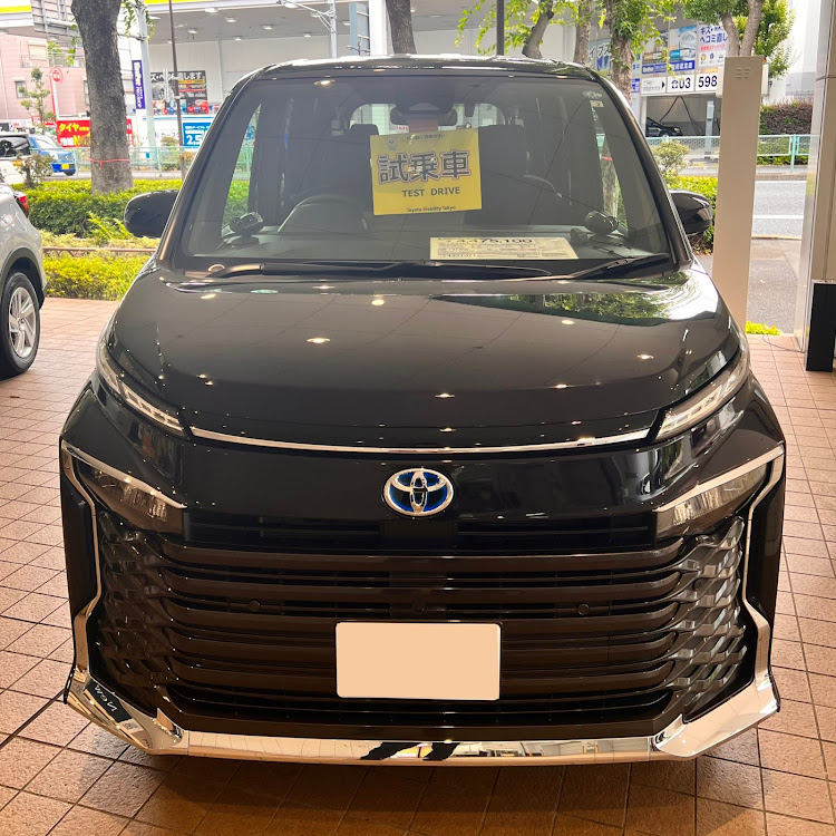 ヴェルファイアのTRDエアロ・ゴールデンアイズ・ファミマの駐車場・ヴォクシーに関するカスタム事例の投稿画像3枚目