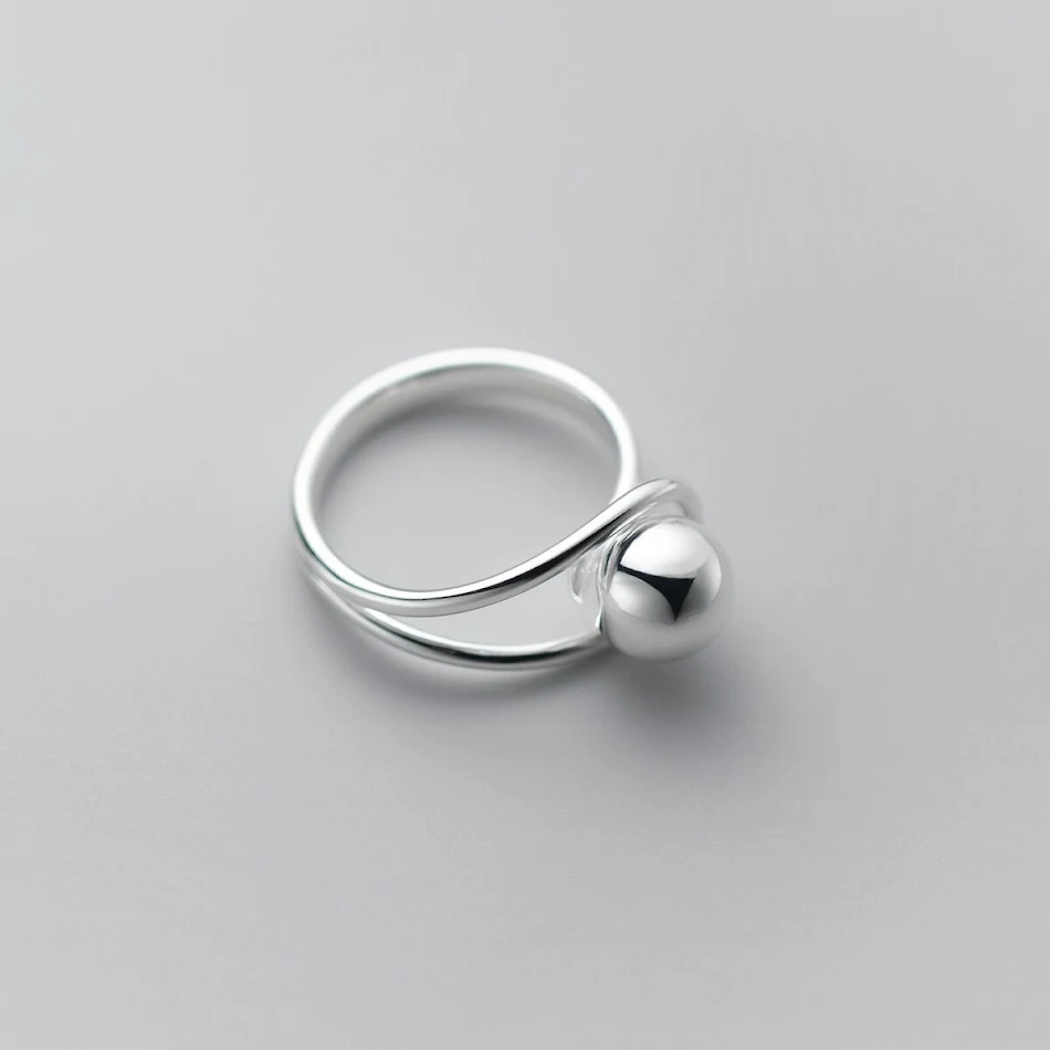 Eenvoudige damesring met dubbele lijn en bolletjes. Stijlvolle, minimalistische ring voor dagelijks gebruik. Een perfect accessoire voor elke outfit.