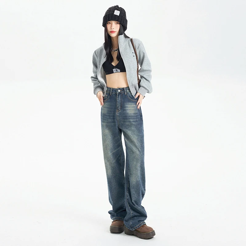 Jean large bleu nostalgique style américain pour femmes. Confort et look vintage assurés avec cette coupe ample et tendance pour un style rétro.