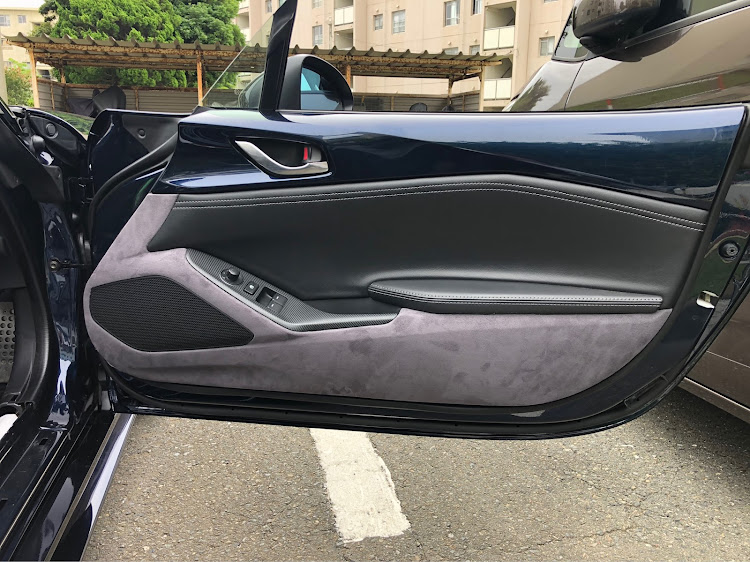 ロードスターの内装DIY・アルカンターラ調スエード・半日作業・990Sに関するカスタム事例の投稿画像3枚目