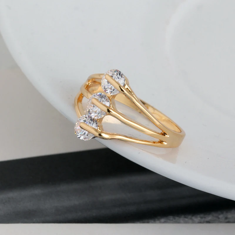 Bague en zircone à personnalité mode simple, un bijou élégant et intemporel pour sublimer votre style quotidien avec finesse et éclat.