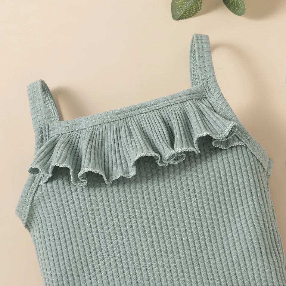 Ensemble bébé 3 pièces couleur unie, bretelles à rayures creusées, dentelle et bord multicouche. Parfait pour les petites filles.