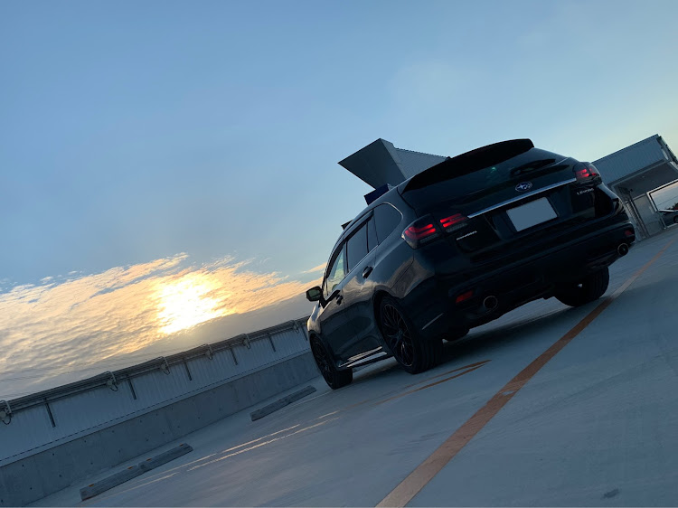 レヴォーグの夕日と愛車・300回目の投稿！・スバ女！やる気スイッチ行方不明の巻・ケツ好きのスバ女・屋上駐車場も盛れる✨by.スバ女に関するカスタム事例の投稿画像7枚目
