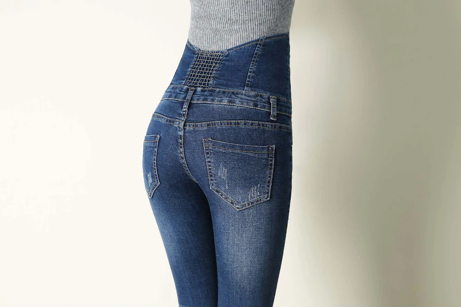 Jeansy z wysokim stanem dla stylowego wyglądu. Podkreśl swoją sylwetkę dzięki tym wygodnym i modnym jeansom. Idealne na każdą okazję!