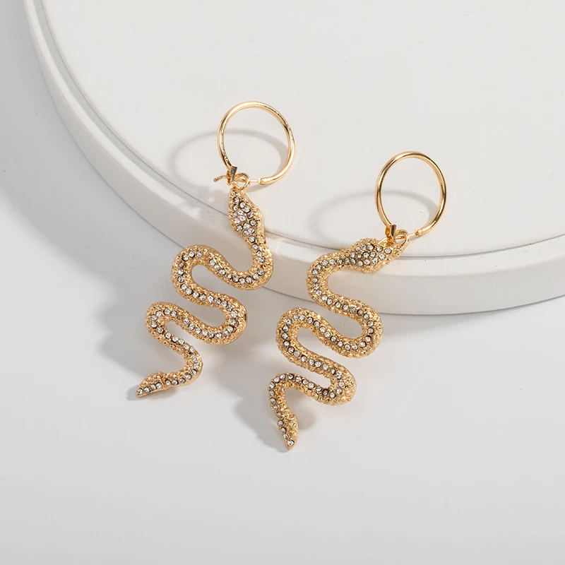Colar com brincos de cobra feminino. Adicione um toque de ousadia e sofisticação ao seu visual. Perfeito para mulheres que amam estilo e elegância.