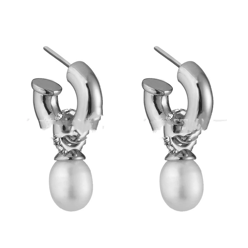 Boucles d'oreilles amovibles en perles, vintage et de haute qualité. Un accessoire élégant et intemporel pour toutes vos tenues.